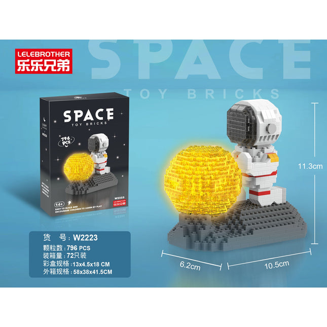 Moon Pusher Astronaut 796Pcs With String Lights