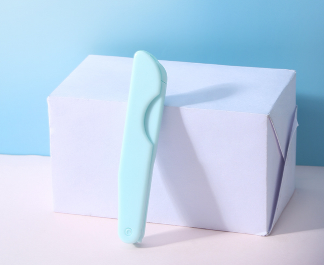 Knife For Shaving And Eyebrow Shaping